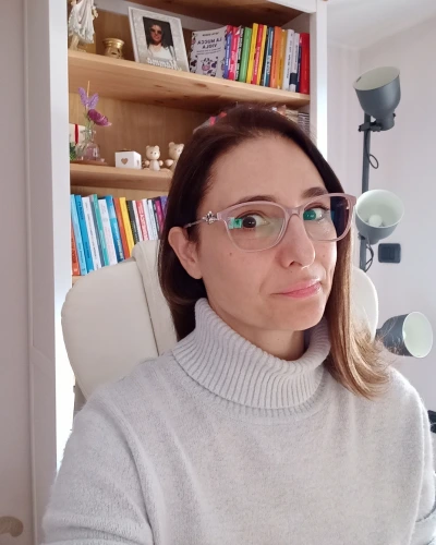 Sara Venturi – immagine profilo per la pagina CHI SONO, con libreria e toni caldi sullo sfondo